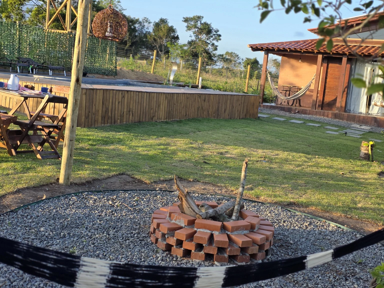 Espaço da fogueira no jardim durante o dia